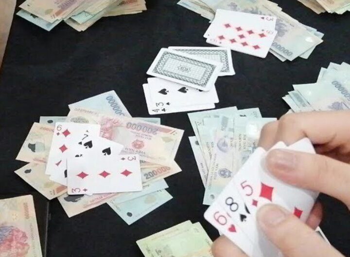 Đứng xem đánh bài, không có tiền có phải là vi phạm không?